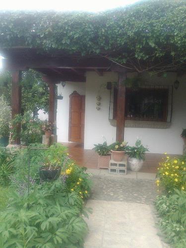 PRECIOSA CASA DE UN NIVEL EN ANTIGUA GUATEMALA, JARDÍN GRANDE,  TRES DORMITORIOS