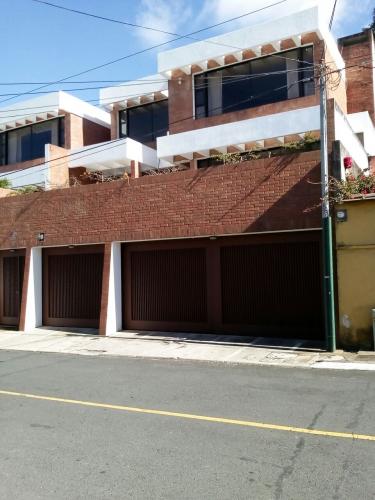 CASA MUY AMPLIA EN EL PRADO, ZONA 10 EXCELENTE UBICACIÓN
