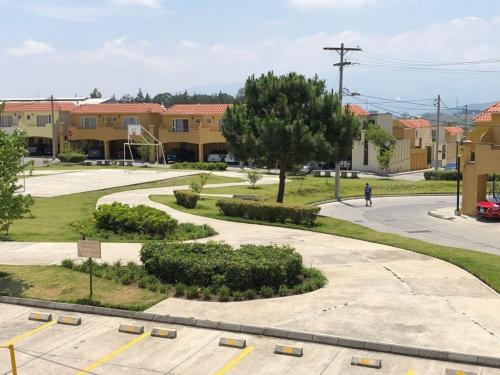 MUNDO INMOBILIARIO VENDE CASA EN VILLAS FLORENTINA, ZONA 17