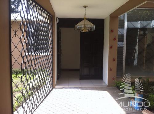 CASA EN RENTA EN ZONA 14, IDEAL PARA OFICINAS