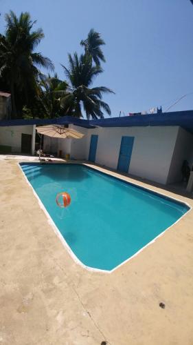 Vendo casa de descanso/negocio en Monterrico.