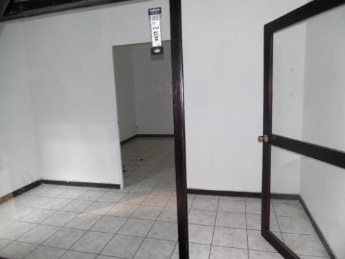 SE RENTA LOCAL COMERCIAL EN ZONA 1 DENTRO DE CENTRO COMERCIAL 