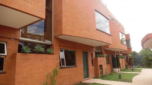 MUNDO INMOBILIARIO RENTA CASA EN ZONA 14
