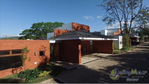 Vendo Casa Zona 16 en Jardines de San Isidro