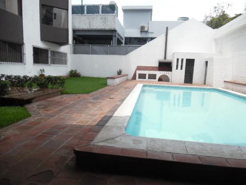 APARTAMENTO EN RENTA EN ZONA 10, TRES HABITACIONES