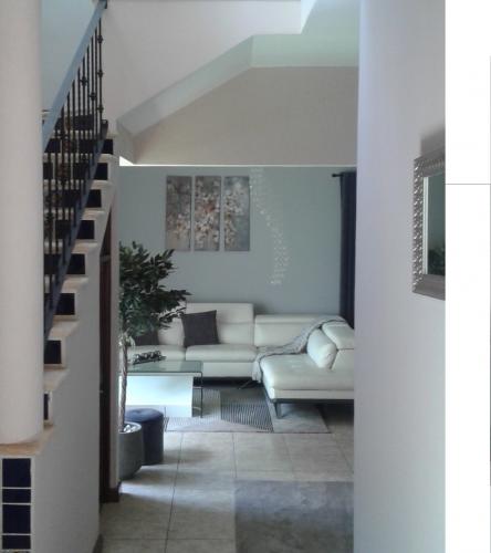 Zona 10 vendo / alquilo casa 2 niveles, amplia, segura, tranquilidad.