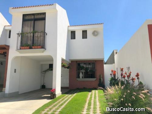 Casa de 2 niveles en renta ubicada en la Joya Milpas Altas