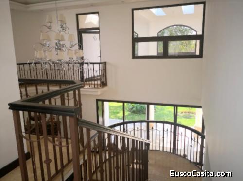 Hermosa casa de 2 niveles  en venta Foresta de Cayalá