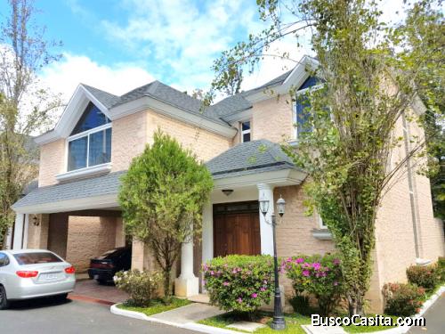 Casa en renta Ubicada en Zona 10