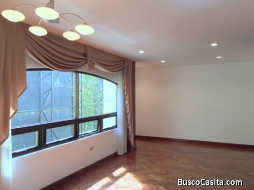 Townhouse en renta ubicado en zona 10 / Bajo de precio!!!