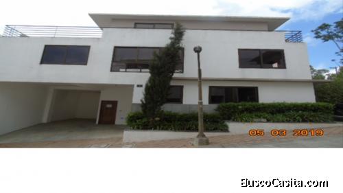 Vendo preciosa casa en KM 18.5 Condominio Los encinos, Santa Catarina Pinula, Guatemala