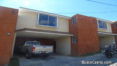 Vendo casa en Villas del Pinar, Mixco