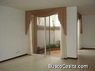 RENTO Casa en Zona 10 en exclusivo condominio