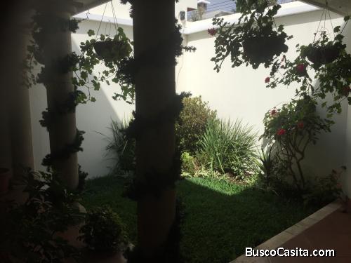 HERMOSA CASA EN ZONA 16  Boulevard San Amelia