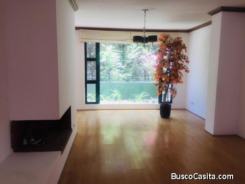 Exclusiva casa en renta en Zona 15 en condominio