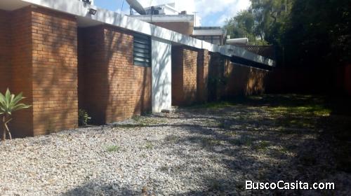 RENTO AMPLIA CASA CON USO DE SUELO COMERCIAL EN ZONA 15