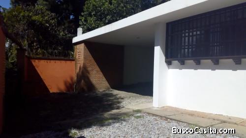 RENTO AMPLIA CASA CON USO DE SUELO COMERCIAL EN ZONA 15