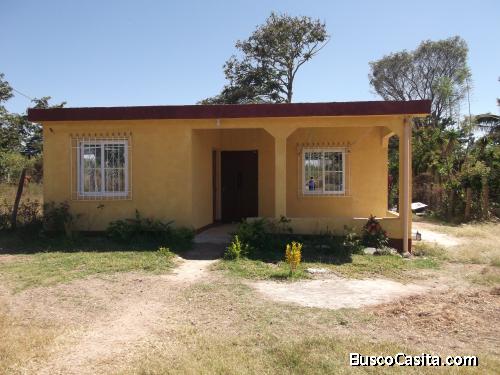 Vendo terreno con casa de 692 metros cuadrados.