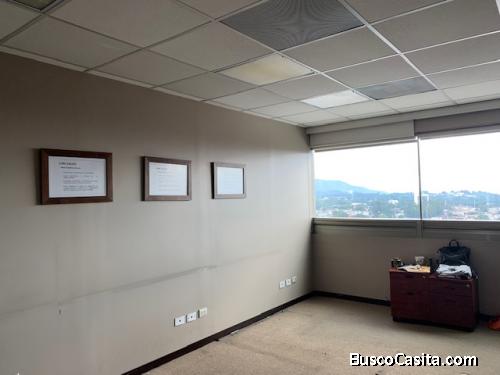 Oficina de 250 m2 en renta en nivel alto en zona 10