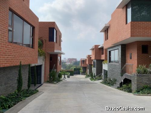 EN VENTA CASA EN CONDOMINIO UBICACIÓN ÚNICA EN ZONA 15