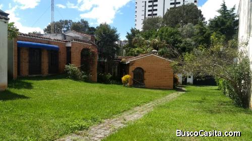 RENTA CASA DE TERRENO DE 1,200 VARAS SOBRE BULEVAR VISTA HERMOSA I ZONA 15