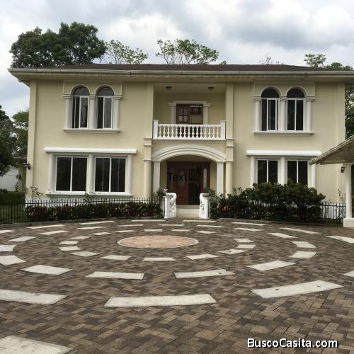 Vendo Casa Tipo Mansión, 700m2 de Construcción y 8 cuerdas de Terreno a 5 minutos de Mazatenango.