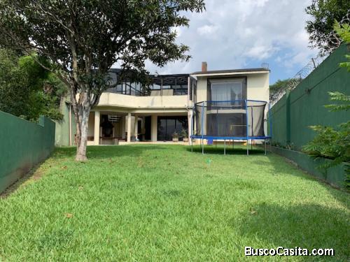 Casa fuera de condominio en venta Las Charcas zona 11