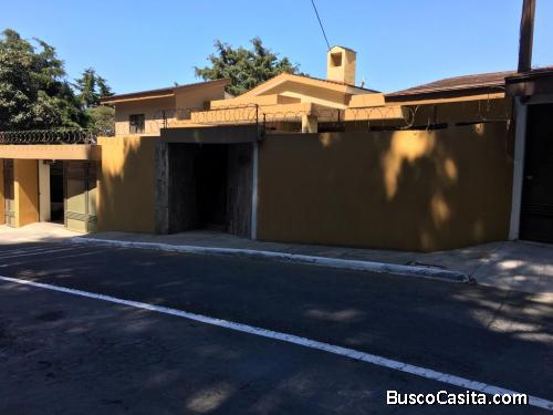 VENDO AMPLIA CASA 3 NIVELES EN MONTE BELLO KM. 10 CES