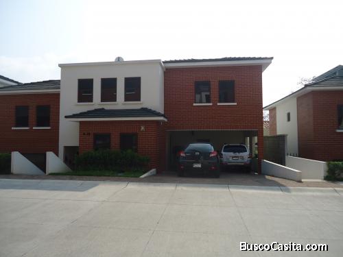 Bella casa en venta en Condado El Naranjo Cluster Encinos