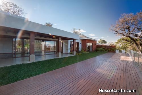 LUJOSA Casa en Venta de UN NIVEL en San Isidro Zona 16