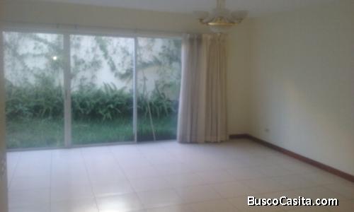 CASA TOWNHOUSE EN RENTA EN ZONA 10/  USD 1,800.00 