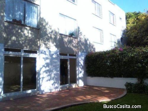 Apartamento en renta zona 13 con jardín