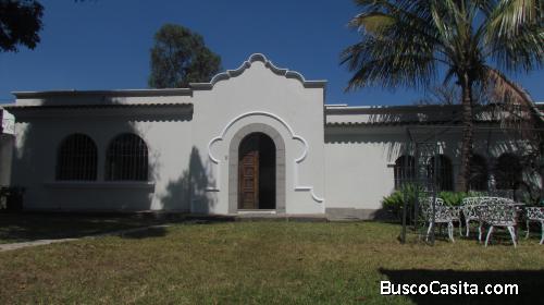 CASA AMPLIA EN RENTA PARA OFICINAS CALZADA MATEO FLORES ZONA 7
