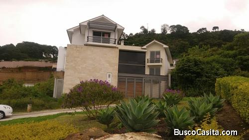 Se vende amplia casa en Exclusivo condomini en zona 16