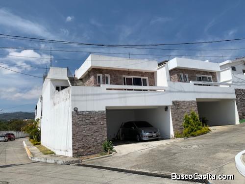 Casa en venta en condominio cerca de Blvd. Principal