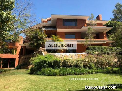 Casa en zona 10 de 4 Habitaciones y 8 Parqueos | AGT414