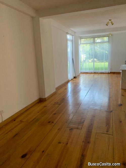 Apartamento en Renta de 1 habitación, Zona 15, con salida a jardín, línea blanca incluida