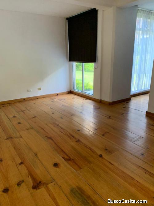 Apartamento en Renta de 1 habitación, Zona 15, con salida a jardín, línea blanca incluida