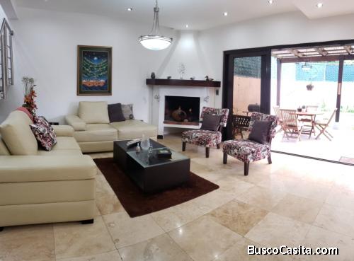 Hermosa Casa Adentro De Condominio En Zona 16