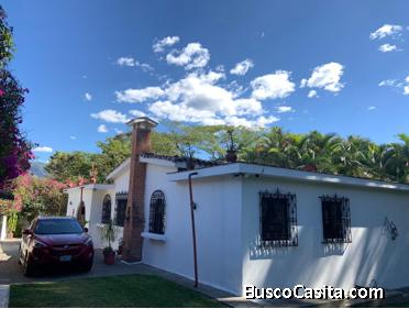 Casa campestre ubicada en un entorno natural , montañas, arboles y más.