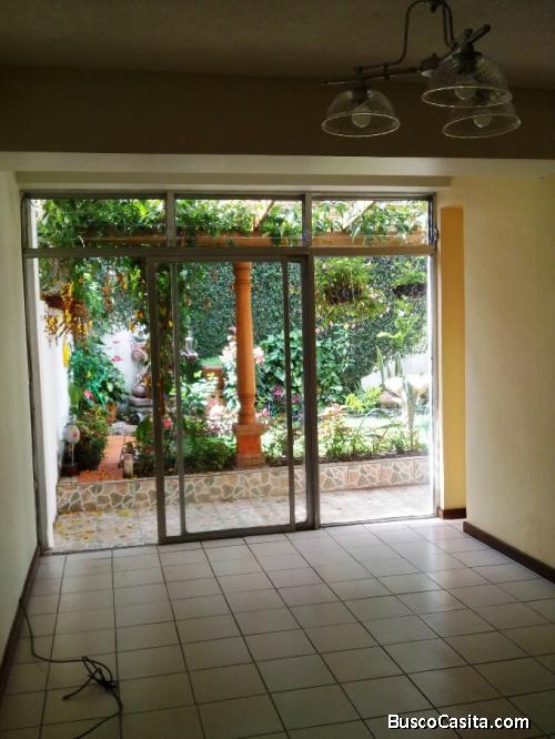 Apartamento con jardín bonito en primer piso zona 15