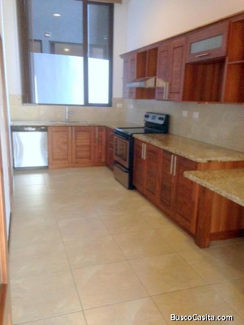 Apartamento en renta zona 15.