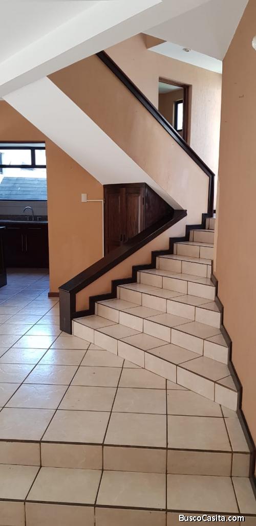 Venta Casa en La Montaña Zona 16