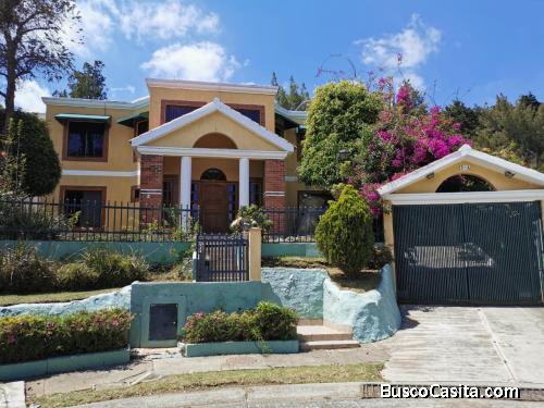 Casa en EXCLUSIVO SECTOR, ideal para familia cerca de colegios y supermercados.