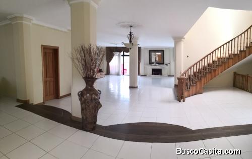 AMPLIA Casa en renta en condominio la Montaña