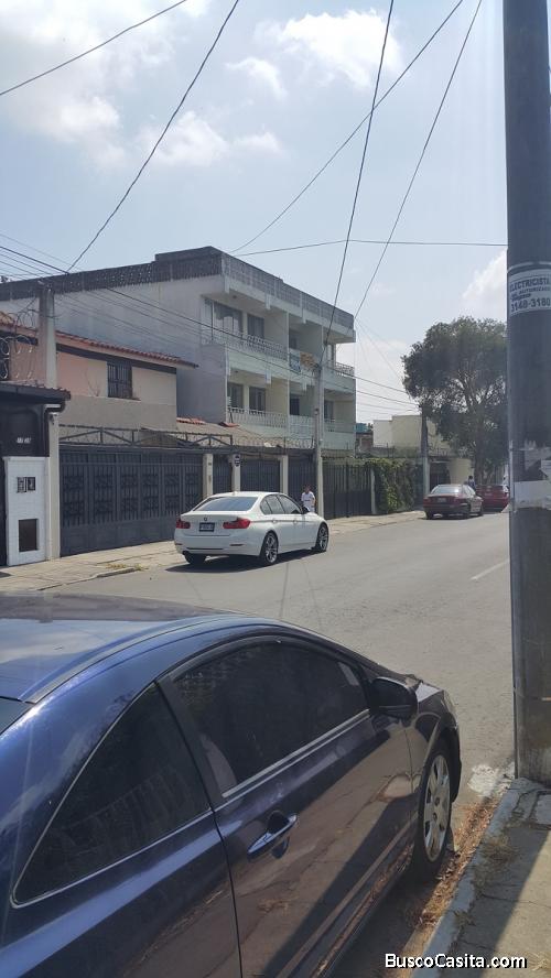 VENTA EDIFICIO DE TRES NIVELES EN AURORA, Z. 13 ( próximo al aeropuerto )