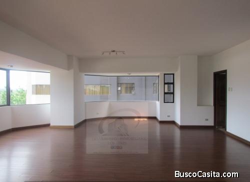 AMPLIO APARTAMENTO SIN MUEBLES EN RENTA ZONA 14 SECTOR EUROPLAZA
