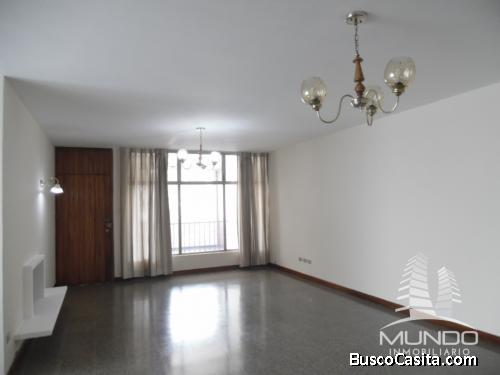 MUNDO INMOBILIARIO RENTA AMPLIO APARTAMENTO EN ZONA 10
