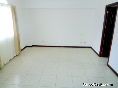 Casa de 3 niveles en renta zona 14