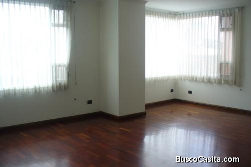 Alquilo Apartamento en Zona 10 Nivel bajo con Area de Servicio